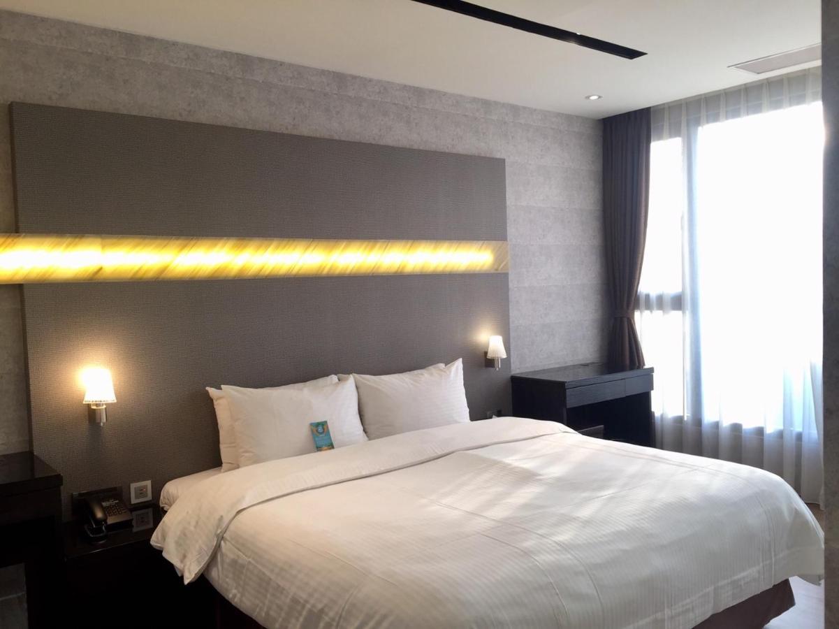Fengjia Hotel Bell Taichung Buitenkant foto