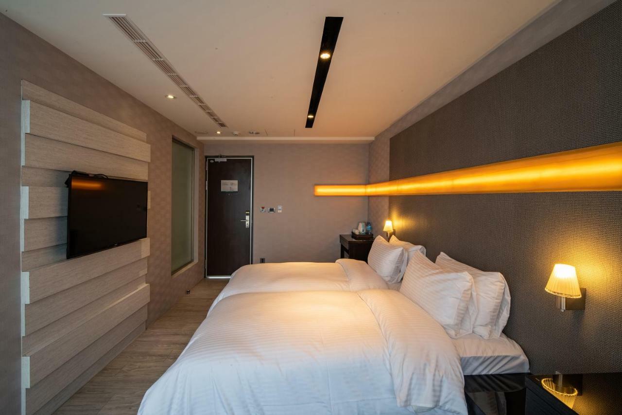 Fengjia Hotel Bell Taichung Buitenkant foto